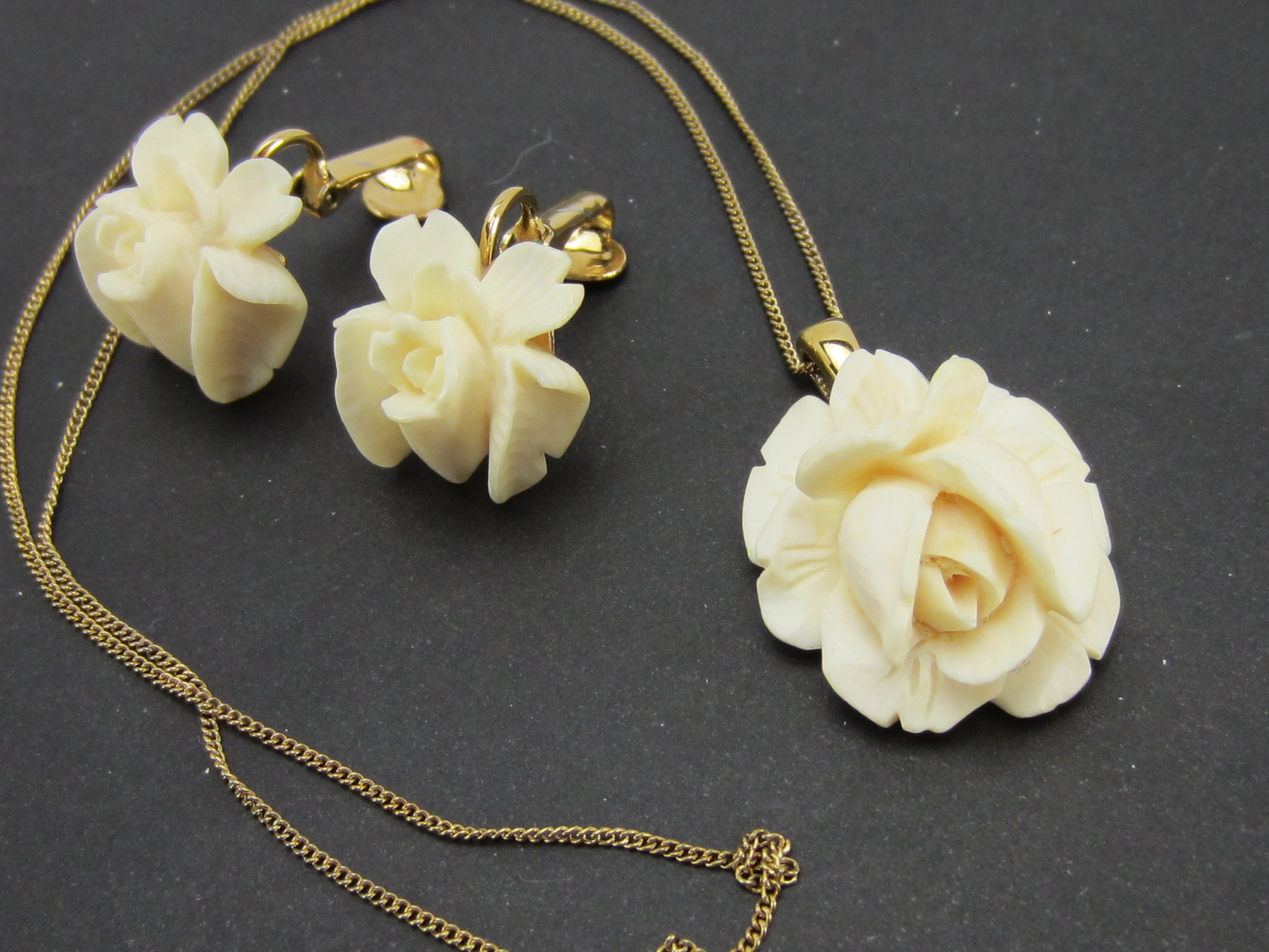 Vintage Gold Rose Screw Back Earrings Simple Vintage Style, Roses