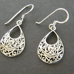 Örhängen i sterlingsilver med droppformad design och vintage-hängen