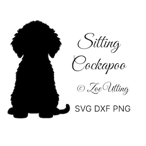 Op de afbeelding: Een zwart silhouet van een Cockapoo hond in zittende positie. De afbeelding bevat de tekst "Sitting Cockapoo" en "© Zoe Utting" samen met "SVG DXF PNG". De vacht van de hond is gedetailleerd, op een witte achtergrond.