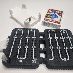 Op de afbeelding: Een set van drie keramische mokken met een gespikkelde, matte afwerking. De mokken zijn in de tinten crème, lichtgrijs en donkergrijs. Elke mok heeft een eenvoudig, minimalistisch ontwerp en een afgeronde handgreep. Geschikt voor koffie, thee of andere dranken.