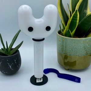 NewJeans - Suporte para Lightstick, flutuante com logo (Stand Holder Support Minji Hanni Danielle Haerin Hyein Bunnies Tokki New Jeans)