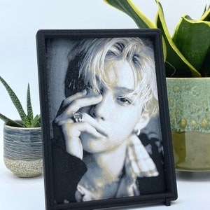 Stray Kids Felix - Image murale 3D - Portrait doré - Décoration murale K-Pop (Yongbok, Kpop, SKZ, Stay, JYP)