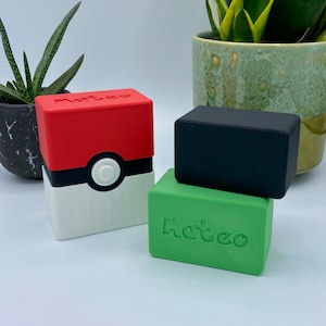 Boîte à cartes Pokémon au look Pokeball, pouvant contenir jusqu'à 80 cartes, personnalisable avec nom et couleur