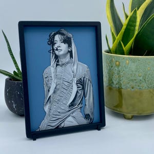 Enhypen Heeseung - Image murale 3D - Portrait noir et blanc avec image K-Pop de couleur d'accent (Kpop, HYBE, Engene, 엔하이픈, Fatal Trouble, Outfit)