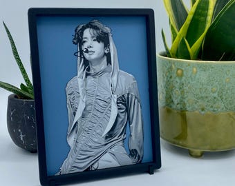 Enhypen Heeseung - 3D Muurschildering - Portret Zwart-Wit met Accentkleur K-Pop Afbeelding (Kpop, HYBE, Engene, 엔하이픈, Fatal Trouble, Outfit)
