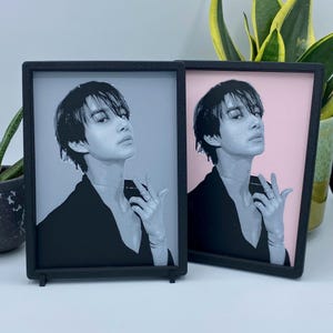 NCT Jungwoo - Tableau mural 3D - Portrait noir et blanc avec couleur d'accent - Tableau K-pop Décoration murale Chaîne d'art mural NCT WayV Dream 127 NCTzen Kpop