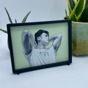 Seventeen Mingyu's Arms – Image murale 3D – Portrait noir et blanc avec couleur d'accent – Décoration murale K-Pop (Carat Calvin Klein Biceps)
