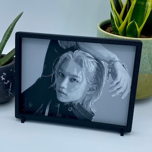 Stray Kids Felix - Image murale 3D - Portrait noir et blanc avec couleur d'accent - Image K-pop blonde décoration murale art mural Yongbok Kpop SKZ Stay JYP Harper