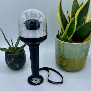 The Rose - Suporte para Lightstick, flutuante com logotipo (Stand Holder Support Hajoon Woosung Dojoon Jaehyung Black Rose Sammy Lee)
