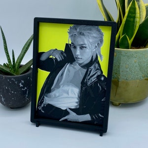 Stray Kids Felix - Image murale 3D - Portrait noir et blanc avec couleur d'accent - Décoration murale K-Pop (Yongbok, Kpop, SKZ, Stay, JYP, Vogue)