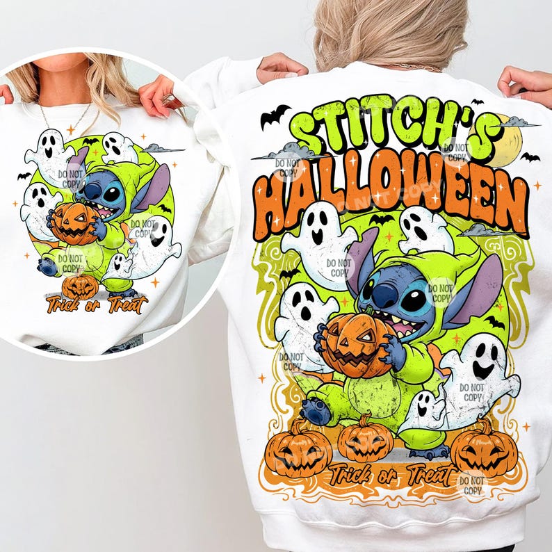 Puede incluir: Sudadera blanca con un dise&ntilde;o de Halloween. El dise&ntilde;o presenta a Stitch con un disfraz verde sosteniendo una calabaza, rodeado de fantasmas y calabazas. El texto "Stitch's Halloween" y "Trick or Treat" tambi&eacute;n es visible.