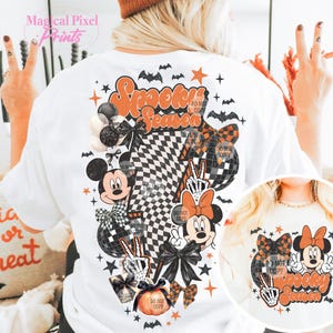 K&ouml;nnte beinhalten: Wei&szlig;es T-Shirt mit einem Halloween-Design. Das Design zeigt den Text "Spooky Season" in Orange, Mickey und Minnie Mouse, Flederm&auml;use und ein Schachbrettmuster. Das Shirt hat auch schwarze Schleifen und einen K&uuml;rbis.