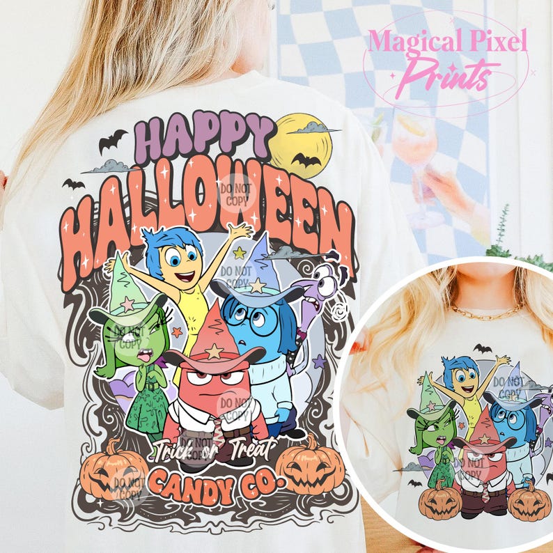 Puede incluir: Una camiseta blanca con un gr&aacute;fico colorido de los personajes de la pel&iacute;cula Inside Out vestidos con disfraces de Halloween. El texto "Happy Halloween Trick or Treat Candy Co." est&aacute; impreso en la camiseta.
