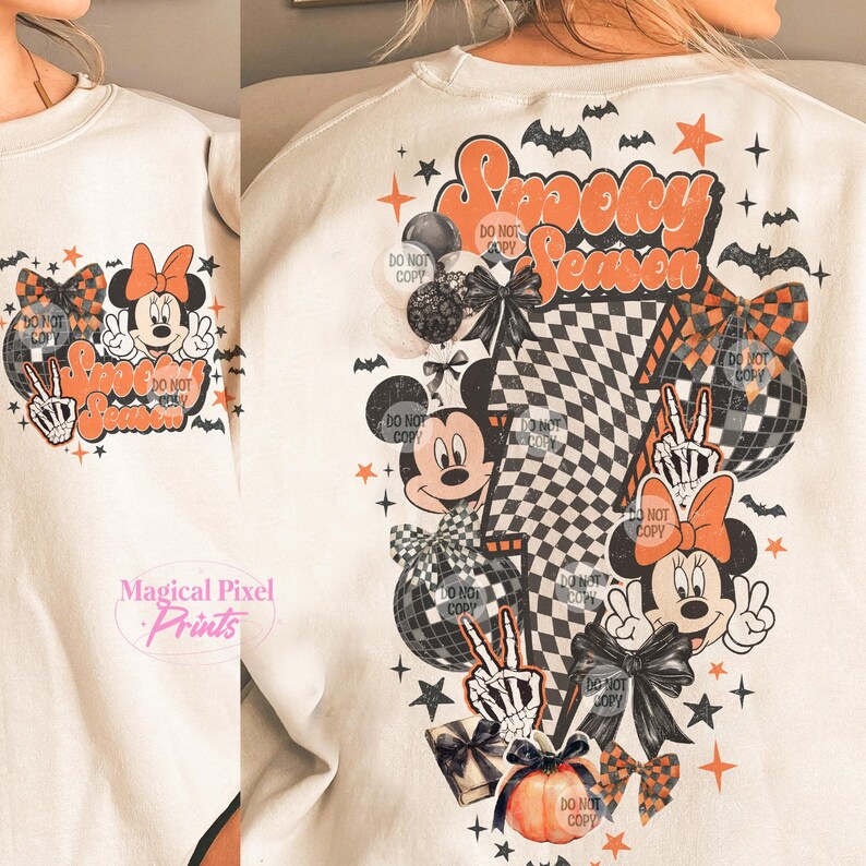 K&ouml;nnte beinhalten: Cremefarbenes Sweatshirt mit einem Halloween-Motiv. Das Design zeigt Minnie und Mickey Mouse, K&uuml;rbisse, Flederm&auml;use und die Worte "Spooky Season" in Orange. Das Design hat ein Schachbrettmuster und Discokugeln.