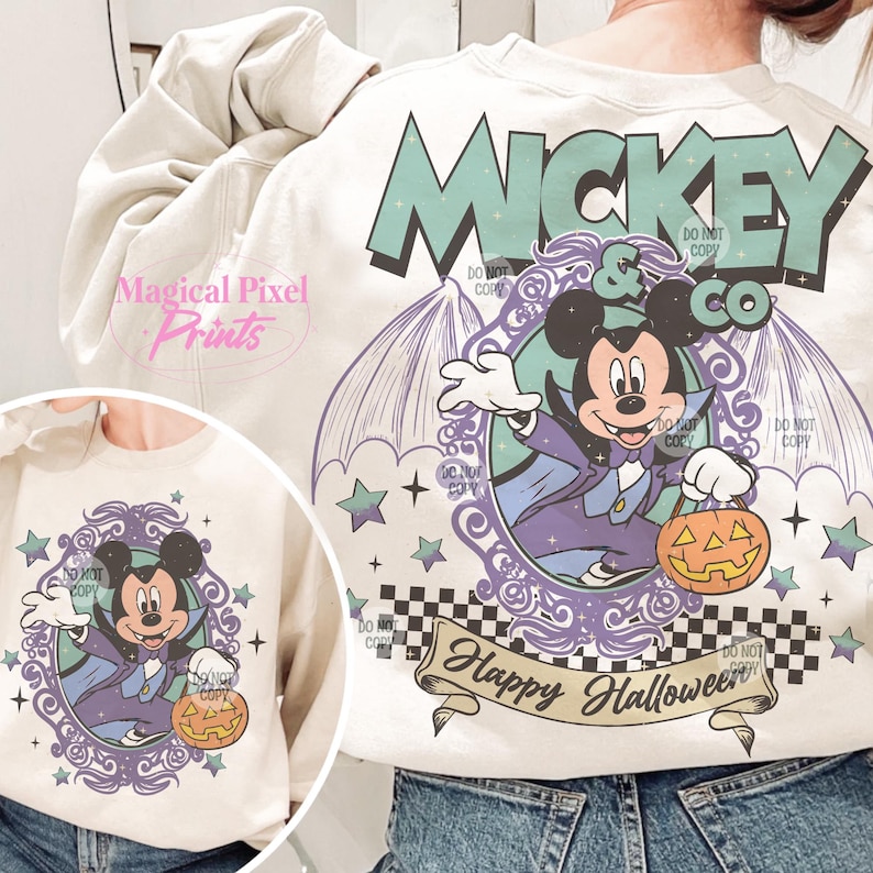 Puede incluir: Una sudadera blanca con un gr&aacute;fico morado y verde de Mickey Mouse vestido de vampiro sosteniendo una calabaza de Halloween. El gr&aacute;fico dice "Mickey & Co" y "Feliz Halloween".