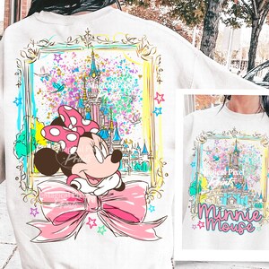 Minnie Mouse estilo preppy PNG, Castelo mágico charmoso com laço rosa PNG, Design de camiseta para férias em família 2026, Mickey e seus amigos PNG, Reino Mágico imagem 3