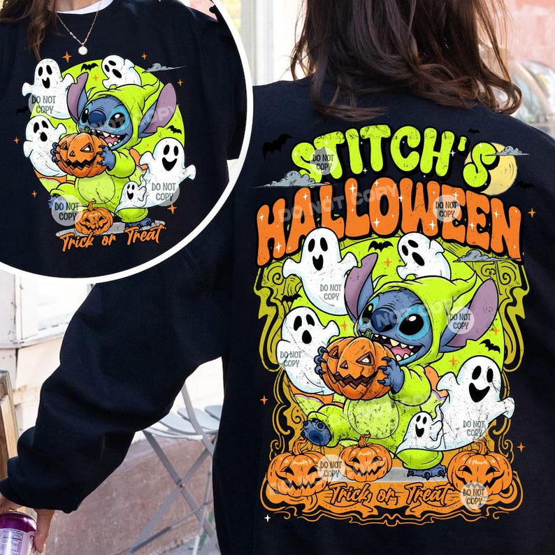 Puede incluir: Sudadera negra con un dise&ntilde;o de Halloween. El gr&aacute;fico muestra a Stitch con un disfraz verde sosteniendo una calabaza, rodeado de fantasmas y las palabras "Stitch's Halloween" y "Trick or Treat".