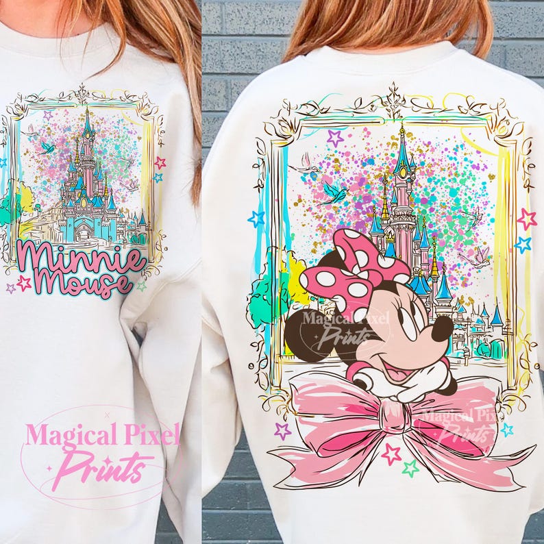 Pode incluir: Camisola branca com uma ilustra&ccedil;&atilde;o colorida de um castelo e Minnie Mouse. A frente da camisola tem o texto "Minnie Mouse" e as costas t&ecirc;m um grande gr&aacute;fico da Minnie Mouse com um la&ccedil;o rosa. A camisola tem um design emoldurado com estrelas.