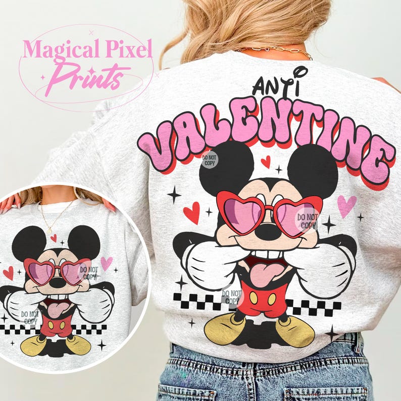 Pu&ograve; includere: Una felpa bianca con una grafica rosa di Topolino che indossa occhiali a forma di cuore e il testo "ANTI VALENTINE".