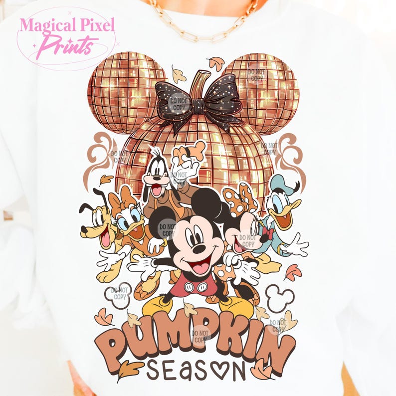 K&ouml;nnte beinhalten: Ein wei&szlig;es T-Shirt mit einem K&uuml;rbis-Design, das Mickey Mouse und seine Freunde zeigt. Der K&uuml;rbis ist aus goldenem Glitzer und hat einen Discokugel-Effekt. Der Text "Pumpkin Season" ist in orangefarbenen und braunen Buchstaben mit einem Herzen im Wort "Season" geschrieben.