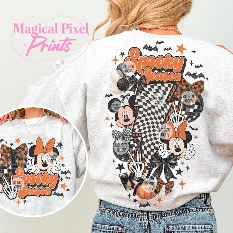 K&ouml;nnte beinhalten: Ein hellgraues Sweatshirt mit einem Halloween-Motiv. Das Design enth&auml;lt den Text "Spooky Season", Mickey und Minnie Mouse, Schleifen und ein Schachbrettmuster. Das Design umfasst auch Flederm&auml;use, Sterne und K&uuml;rbisse.