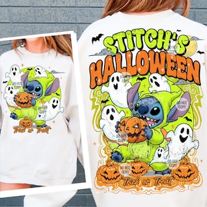 Puede incluir: Sudadera blanca con un dise&ntilde;o de Halloween. El dise&ntilde;o presenta a Stitch con un disfraz verde sosteniendo una calabaza, rodeado de fantasmas y calabazas. El texto dice "Stitch's Halloween" y "Trick or Treat".