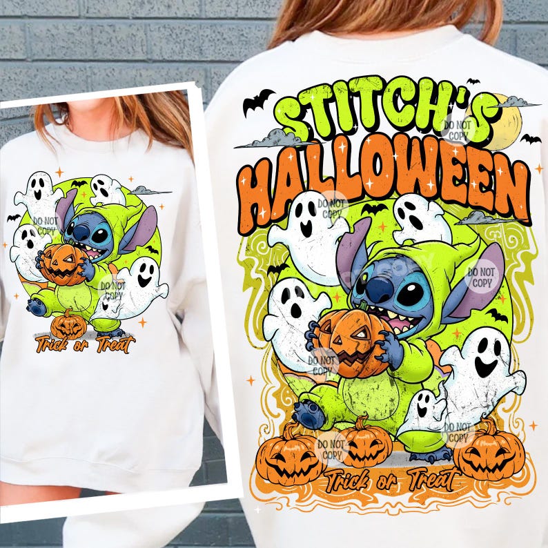 Puede incluir: Sudadera blanca con un dise&ntilde;o de Halloween. El dise&ntilde;o presenta a Stitch con un disfraz verde sosteniendo una calabaza, rodeado de fantasmas y calabazas. El texto dice "Stitch's Halloween" y "Trick or Treat".