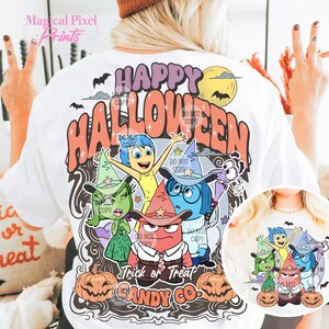 Puede incluir: Camiseta blanca con un dise&ntilde;o gr&aacute;fico colorido que presenta a los personajes de la pel&iacute;cula Inside Out vestidos de brujas. El gr&aacute;fico incluye el texto "Happy Halloween" y "Trick or Treat Candy Co."