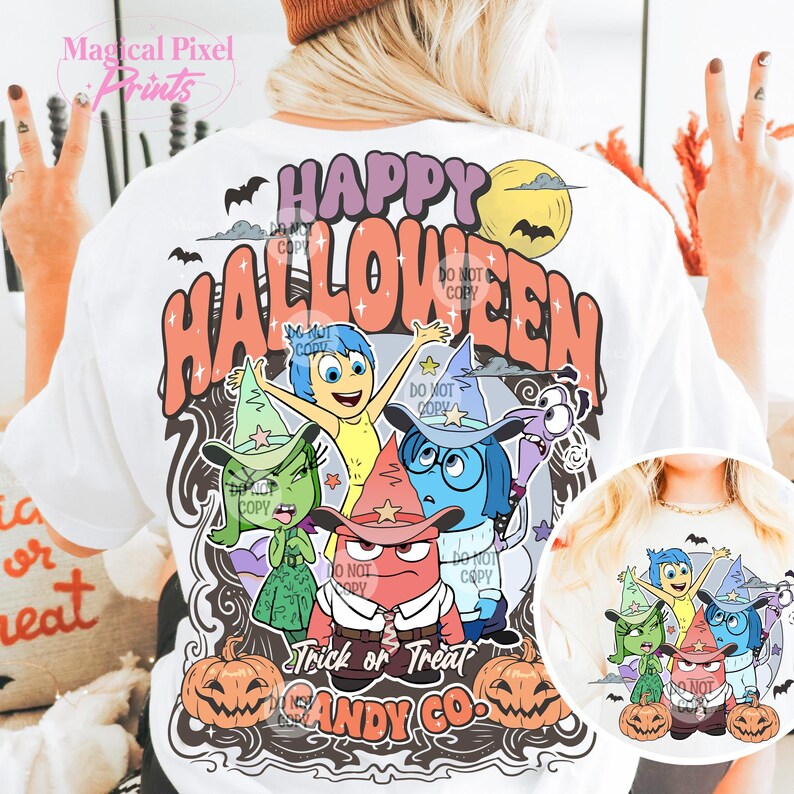Puede incluir: Camiseta blanca con un dise&ntilde;o gr&aacute;fico colorido que presenta a los personajes de la pel&iacute;cula Inside Out vestidos de brujas. El gr&aacute;fico incluye el texto "Happy Halloween" y "Trick or Treat Candy Co."