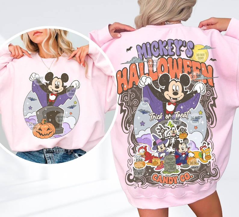 Może przedstawiać: Jasnor&oacute;żowa bluza z motywem Halloween. Prz&oacute;d przedstawia Myszka Miki jako wampira, a tył "Mickey's Halloween". Projekt zawiera nagrobek, nietoperze i dynię. Widoczne są r&oacute;wnież słowa "Trick or Treat".