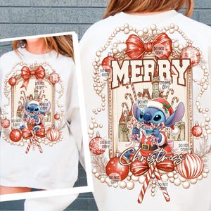 Op de afbeelding: Witte sweatshirt met een kerstthema. Het toont Stitch in een kerstmanoutfit, met zuurstokken, en de woorden "Merry Christmas". Het ontwerp bevat ornamenten, strikken en de tekst "Do Not Copy".