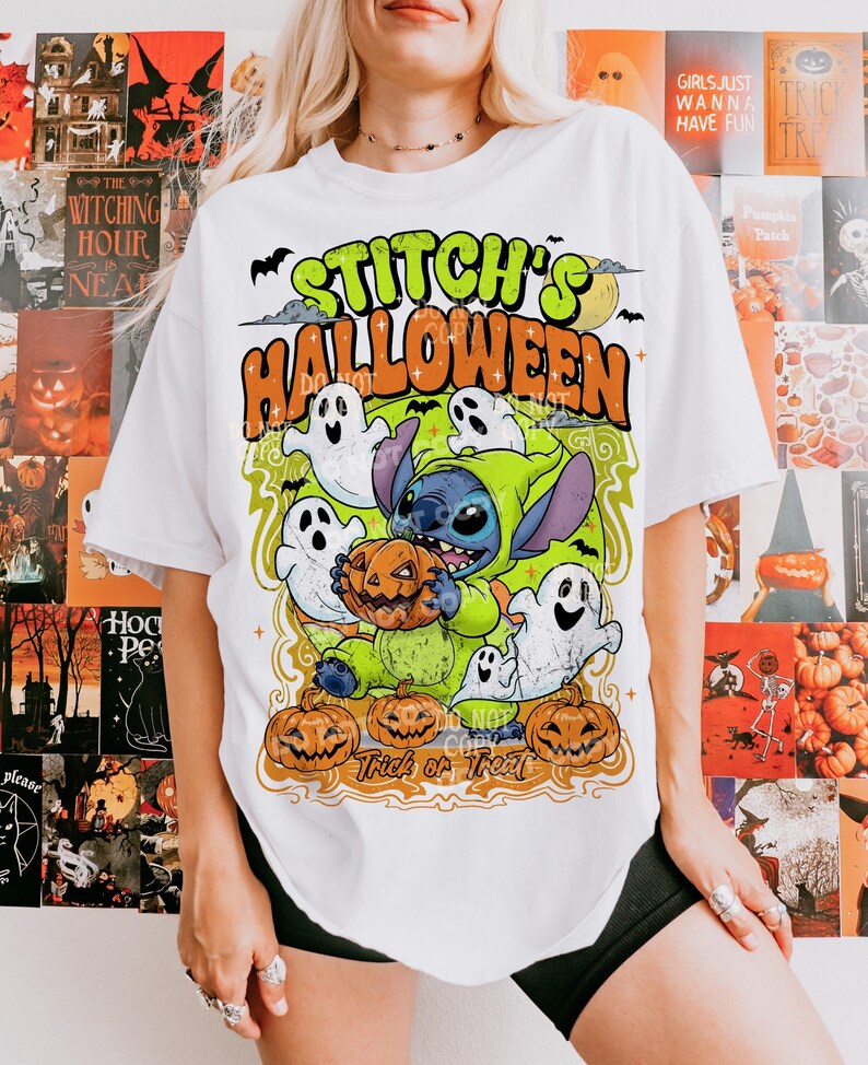 Puede incluir: Camiseta blanca con un dise&ntilde;o de Halloween. El dise&ntilde;o incluye el texto "Stitch's Halloween", Stitch, fantasmas y calabazas. La camiseta tiene cuello redondo y mangas cortas, ideal para la temporada de sustos.