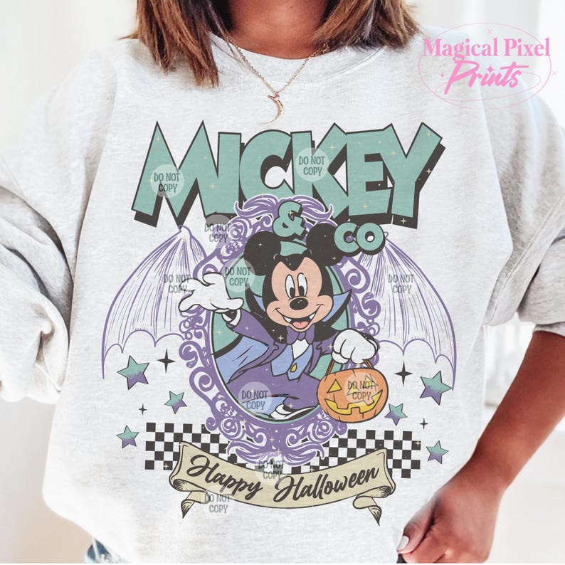 Puede incluir: Una sudadera blanca con un gr&aacute;fico de estilo vintage de Mickey Mouse vestido de vampiro sosteniendo una calabaza de Halloween. El gr&aacute;fico incluye el texto "Mickey & Co" y "Happy Halloween".