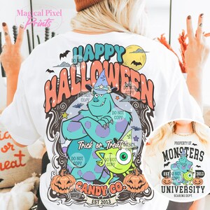Puede incluir: Una camiseta blanca con un gr&aacute;fico colorido de los personajes de Monsters Inc. El gr&aacute;fico dice "Happy Halloween" y "Trick or Treat" con los personajes de pie frente a una calabaza y un letrero que dice "Candy Co. Est 2013".