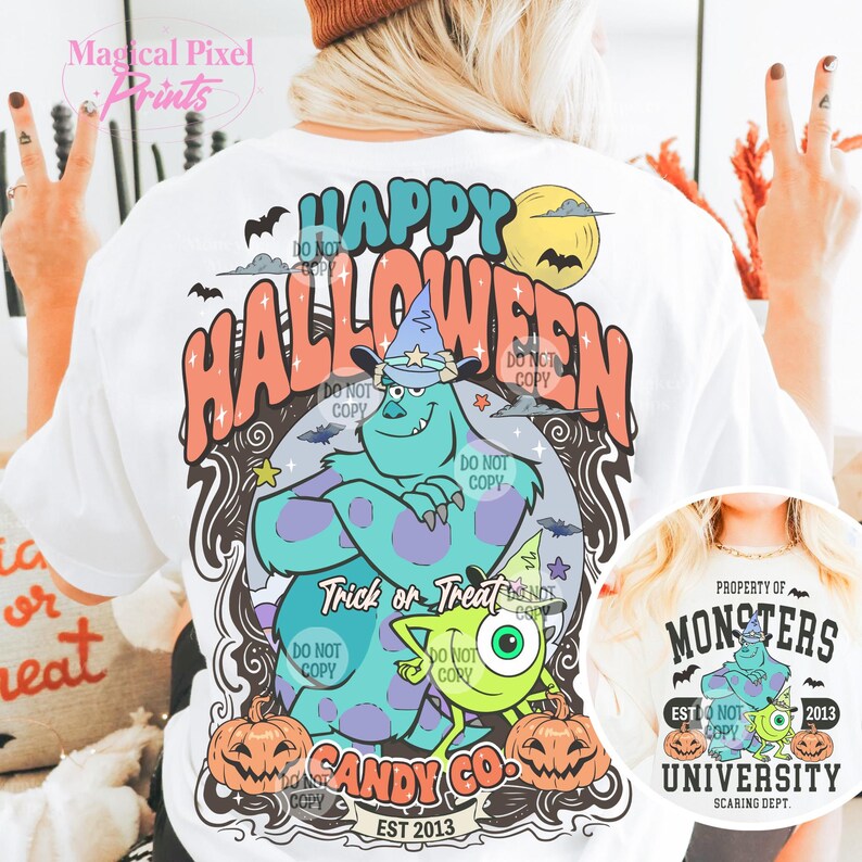Puede incluir: Una camiseta blanca con un gr&aacute;fico colorido de los personajes de Monsters Inc. El gr&aacute;fico dice "Happy Halloween" y "Trick or Treat" con los personajes de pie frente a una calabaza y un letrero que dice "Candy Co. Est 2013".