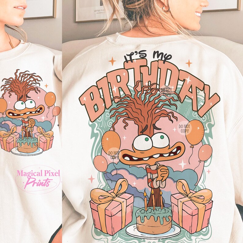 Może przedstawiać: Biała bluza z postacią z kresk&oacute;wki na plecach. Postać to brązowy ptak z długim, kręconym ogonem. Tekst "It's my birthday" jest napisany r&oacute;żowymi i zielonymi literami wok&oacute;ł postaci. Postać trzyma tort ze świeczkami, a wok&oacute;ł niej są prezenty i balony.