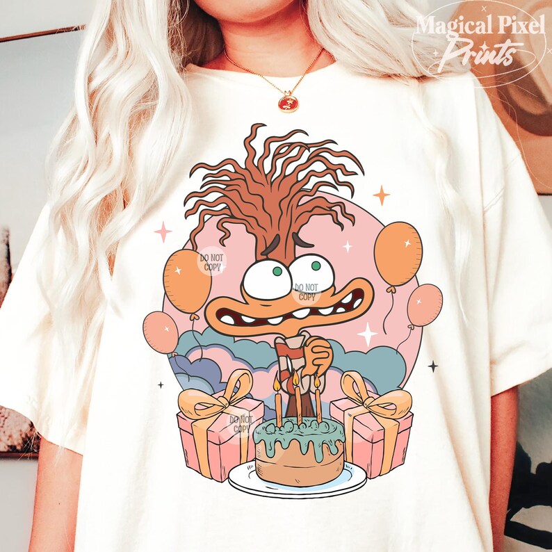 Może przedstawiać: Biały T-shirt z postacią z kresk&oacute;wki, kt&oacute;ra nosi prążkowaną koszulę i trzyma tort urodzinowy ze świeczkami. Postać ma brązowe włosy i zaskoczony wyraz twarzy. Tło jest r&oacute;żowe z chmurami i gwiazdami. Na obrazku widnieje tekst "Do Not Copy".