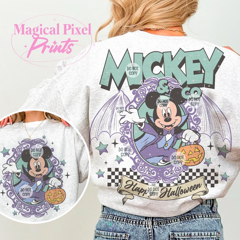 Puede incluir: Una sudadera blanca con un estampado gr&aacute;fico de Mickey Mouse vestido de vampiro sosteniendo una calabaza. El texto "Mickey & Co" y "Happy Halloween" tambi&eacute;n est&aacute;n incluidos en el dise&ntilde;o.