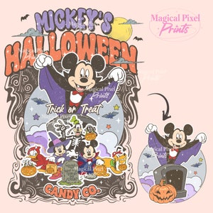 Może przedstawiać: Grafika w stylu retro na Halloween z Myszka Miki jako wampirem, otoczonym przez inne postacie Disneya w kostiumach. Projekt zawiera tekst "Mickey's Halloween" i "Trick or Treat". Nietoperze, pełnia księżyca i dynie dopełniają upiorny motyw.