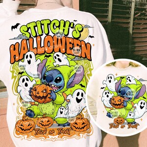Puede incluir: Sudadera blanca con un dise&ntilde;o de Halloween. El dise&ntilde;o presenta a Stitch con un disfraz verde sosteniendo una calabaza tallada, rodeado de fantasmas y calabazas. El texto "STITCH'S HALLOWEEN" y "Trick or Treat" tambi&eacute;n son visibles.