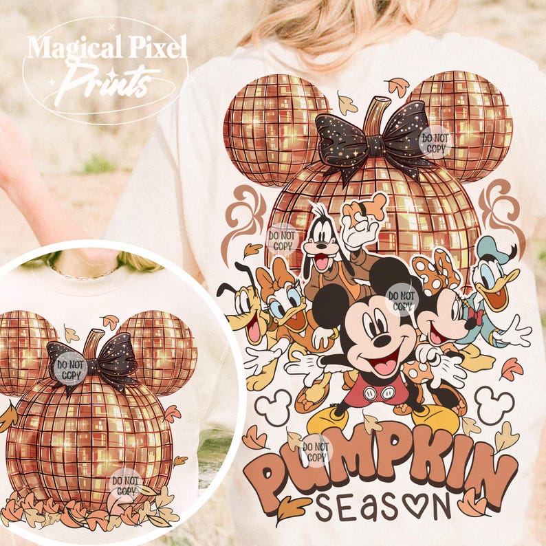 K&ouml;nnte beinhalten: Ein wei&szlig;es T-Shirt mit einem goldenen Glitzer-K&uuml;rbis-Design. Der K&uuml;rbis ist in Form von Mickey-Maus-Ohren und hat eine schwarze Schleife. Der Text "Pumpkin Season" ist in orangefarbenen und braunen Buchstaben unter dem K&uuml;rbis geschrieben. Mickey Mouse und seine Freunde stehen vor dem K&uuml;rbis.