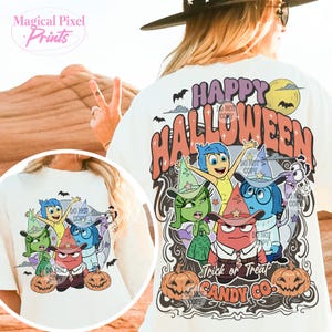 Puede incluir: Camiseta blanca con un gr&aacute;fico colorido de personajes de la pel&iacute;cula Inside Out disfrazados de brujas para Halloween. El texto "Happy Halloween Trick or Treat Candy Co." est&aacute; impreso en la camiseta.