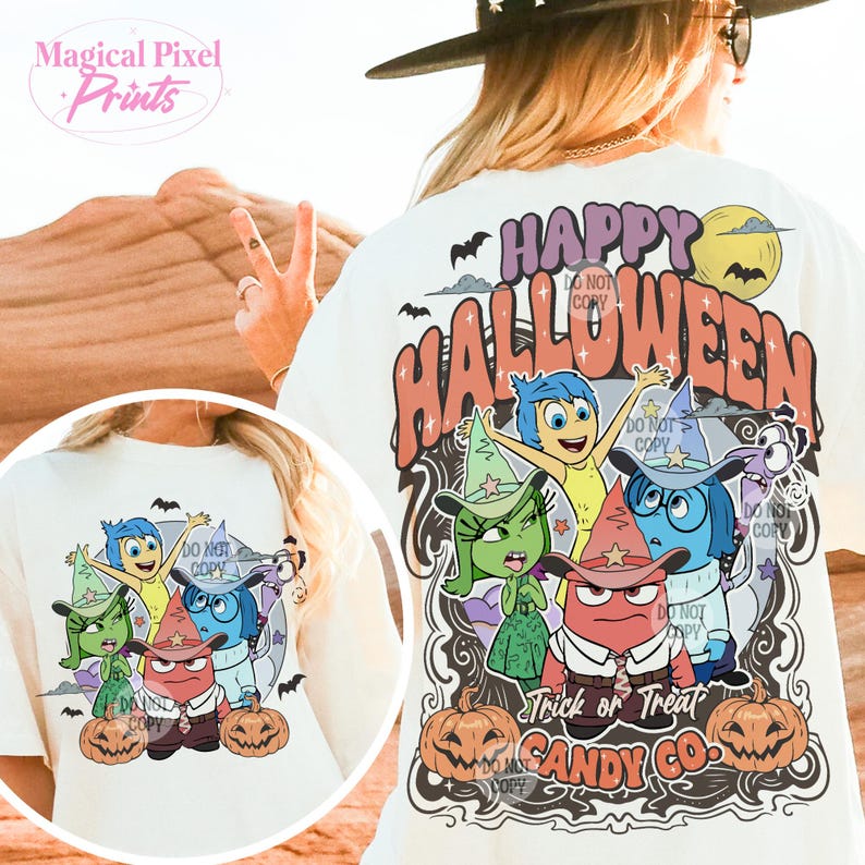 Puede incluir: Camiseta blanca con un gr&aacute;fico colorido de personajes de la pel&iacute;cula Inside Out disfrazados de brujas para Halloween. El texto "Happy Halloween Trick or Treat Candy Co." est&aacute; impreso en la camiseta.