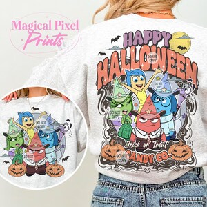 Puede incluir: Una sudadera gris con un estampado gr&aacute;fico de los personajes de la pel&iacute;cula Inside Out disfrazados para Halloween. El texto "Happy Halloween" est&aacute; en una fuente retro con una calabaza y murci&eacute;lagos. El texto "Trick or Treat Candy Co." est&aacute; debajo de los personajes.