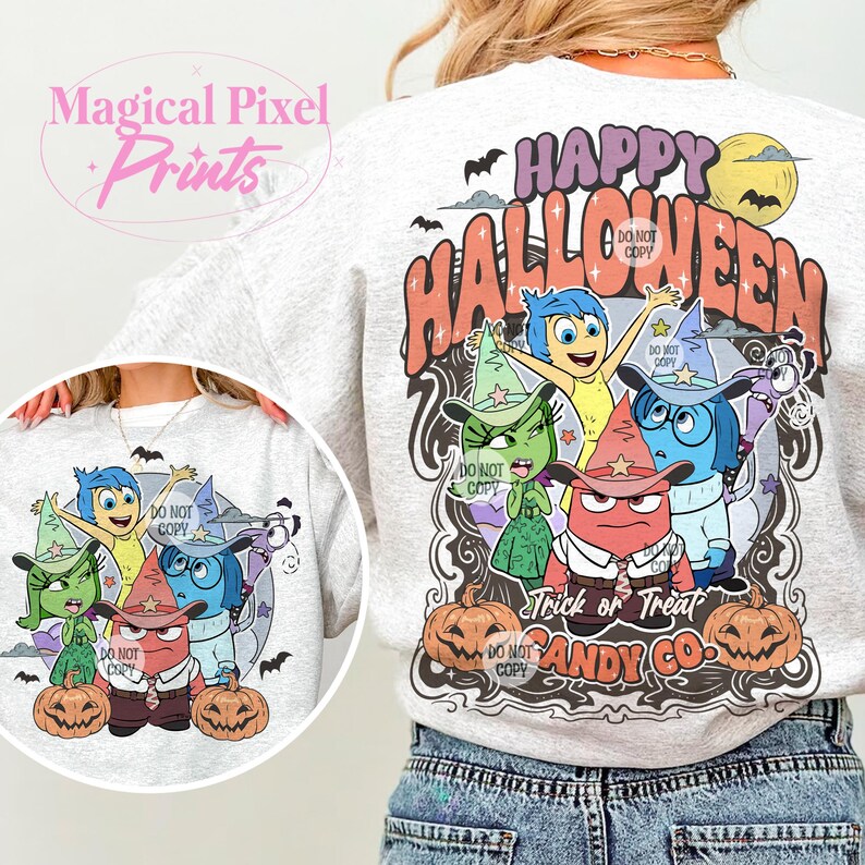 Puede incluir: Una sudadera gris con un estampado gr&aacute;fico de los personajes de la pel&iacute;cula Inside Out disfrazados para Halloween. El texto "Happy Halloween" est&aacute; en una fuente retro con una calabaza y murci&eacute;lagos. El texto "Trick or Treat Candy Co." est&aacute; debajo de los personajes.