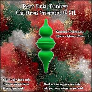 Op de afbeelding: Een groene Retro Finial Teardrop kerstversiering. De versiering is 2,5 cm x 2,5 cm x 7 cm. De tekst op de afbeelding luidt "Retro Finial Teardrop Christmas Ornament 3D STL". De achtergrond is rood, groen en wit met gouden spikkels.