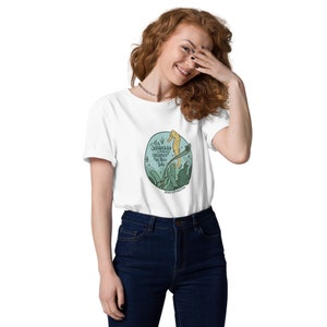 以下が含まれることがあります： シーホースと「The Seagrass is Always Greener on this Side」というテキストが書かれた白いTシャツ。
