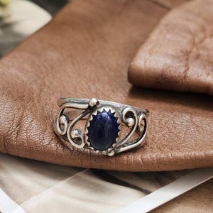Cleo Ring // Vintage Southwestern Sterling Silver Filigree Scroll Ring with Lapis Lazuli Stone Inlay, Size 5.5