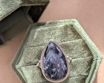 Charlene Ring // Vintage Sterling Silver Teardrop Ring with Charoite Stone Inlay, Size 8.5