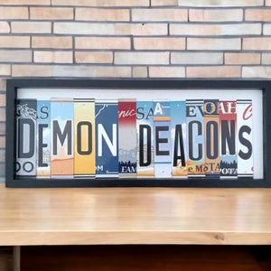 Letrero de los Demon Deacons de Wake Forest hecho a mano con letras de matrícula, regalo navideño único para padre, madre, estudiantes, dormitorio, decoración de arte de pared